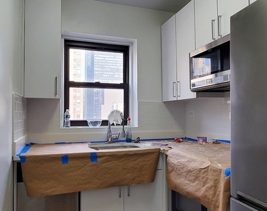 East 35 Street - Photo Thumbnail 3