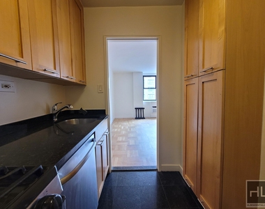 East 79th Street - Photo Thumbnail 9