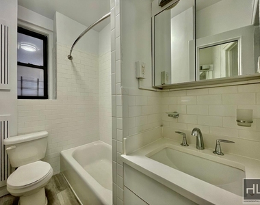 East 46 Street - Photo Thumbnail 3