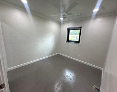 4007 W Wyoming Avenue - Photo Thumbnail 12