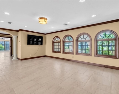 5810 Bahama Shores Drive S - Photo Thumbnail 9