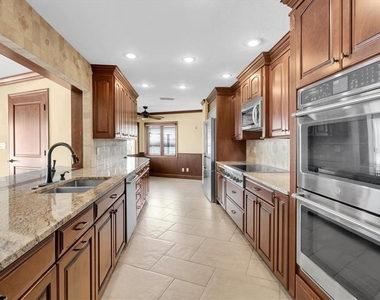 5810 Bahama Shores Drive S - Photo Thumbnail 14