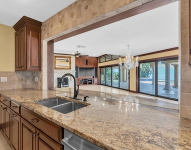 5810 Bahama Shores Drive S - Photo Thumbnail 16