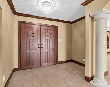 5810 Bahama Shores Drive S - Photo Thumbnail 6