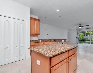 29822 Boyette Oaks Place - Photo Thumbnail 10