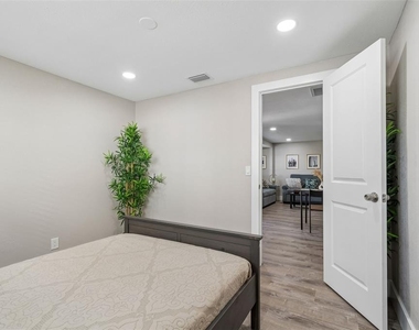 4906 W Cleveland Street - Photo Thumbnail 30