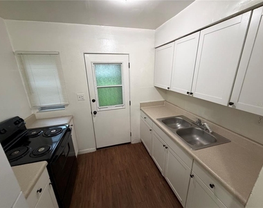 2107 S Mills Avenue - Photo Thumbnail 6