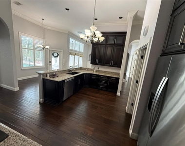 325 Leslie Lane - Photo Thumbnail 8