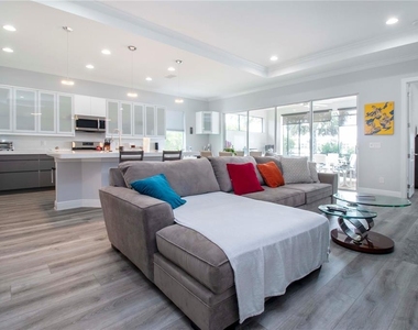 1030 Overlook Court - Photo Thumbnail 4