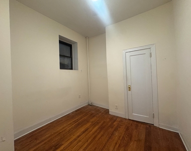 200 West 10th Street - Photo Thumbnail 4