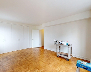 200 East 71st Street - Photo Thumbnail 2