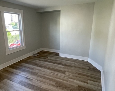 7526 Dickson St - Photo Thumbnail 6