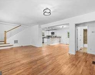 2429 Claude Street Nw - Photo Thumbnail 4