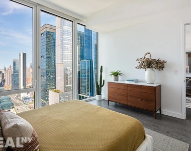 West 30th Street - Photo Thumbnail 4