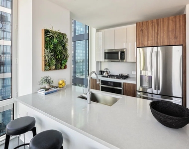 West 30th Street - Photo Thumbnail 4