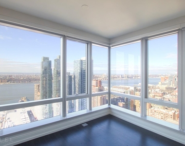 555 Tenth Avenue - Photo Thumbnail 1