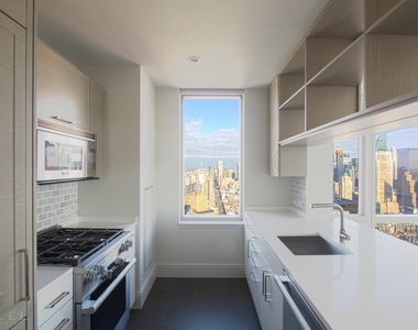 555 Tenth Avenue - Photo Thumbnail 2