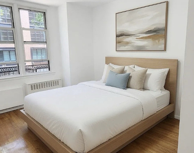 270 West 25th Street - Photo Thumbnail 4
