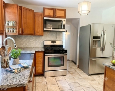 7 Spier Dr - Photo Thumbnail 3