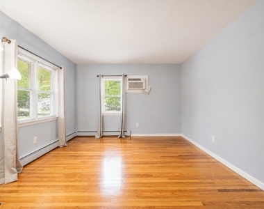 305 Manning Ave - Photo Thumbnail 8