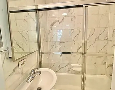 East 81 Street - Photo Thumbnail 3