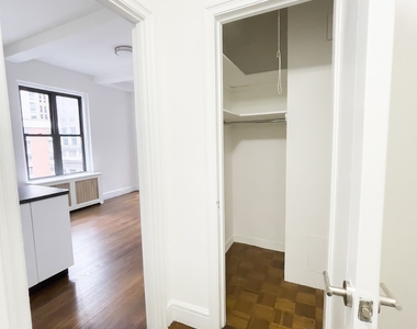 East 46 Street - Photo Thumbnail 1