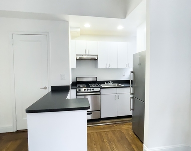East 46 Street - Photo Thumbnail 3