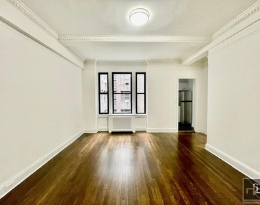 East 46 Street - Photo Thumbnail 1
