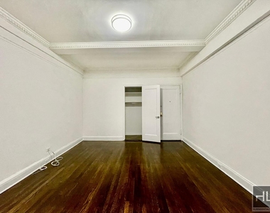 East 46 Street - Photo Thumbnail 3