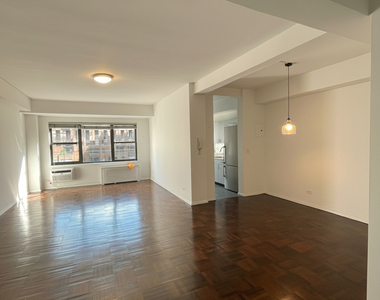 East 57 Street - Photo Thumbnail 1