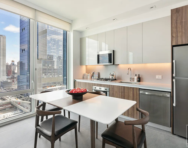 West 30th St - Photo Thumbnail 3