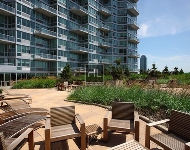 Center Boulevard - Photo Thumbnail 11