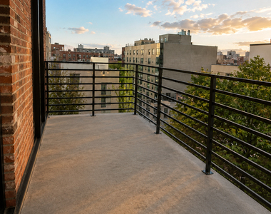 Montrose Avenue - Photo Thumbnail 3