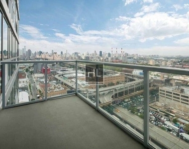 Crescent Street - Photo Thumbnail 4