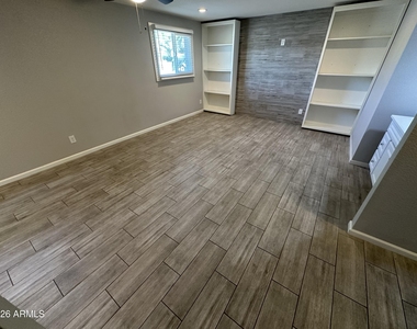 943 E Manhatton Drive - Photo Thumbnail 3