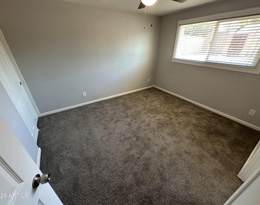 943 E Manhatton Drive - Photo Thumbnail 7