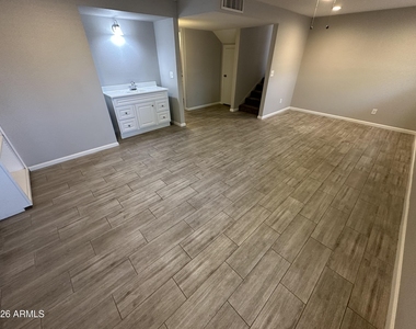 943 E Manhatton Drive - Photo Thumbnail 8