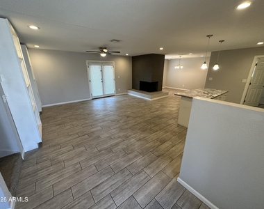 943 E Manhatton Drive - Photo Thumbnail 1
