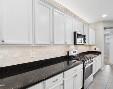 17766 W Granite View Drive - Photo Thumbnail 7