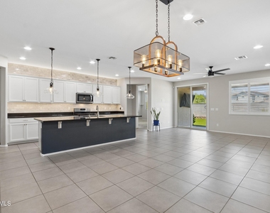 17766 W Granite View Drive - Photo Thumbnail 11