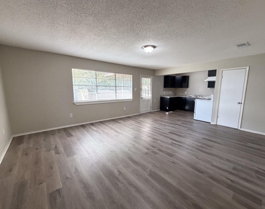101 W Latimer Street - Photo Thumbnail 3