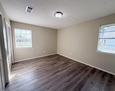 101 W Latimer Street - Photo Thumbnail 12