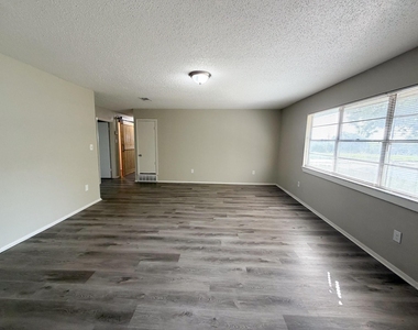 101 W Latimer Street - Photo Thumbnail 6