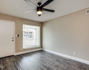 318 E Vine Circle - Photo Thumbnail 2
