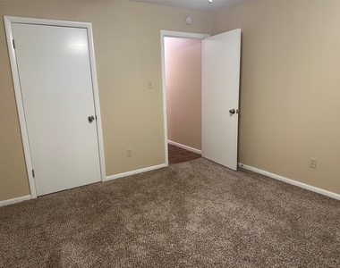 2518 S 38th Street - Photo Thumbnail 15
