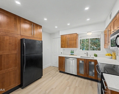 2727 E Montecito Avenue - Photo Thumbnail 6