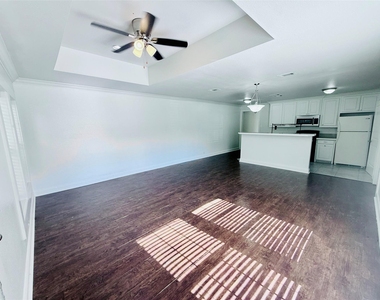 814 W College Street - Photo Thumbnail 2