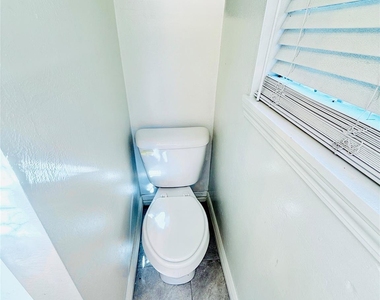 814 W College Street - Photo Thumbnail 12