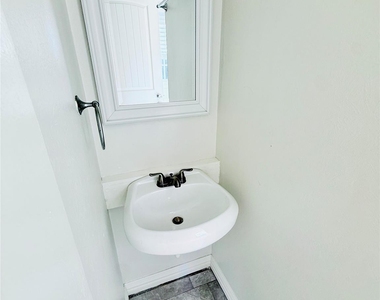 814 W College Street - Photo Thumbnail 10