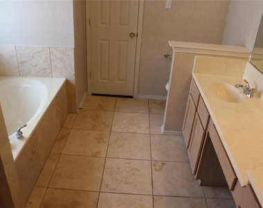 1813 Arbor Creek Drive - Photo Thumbnail 15